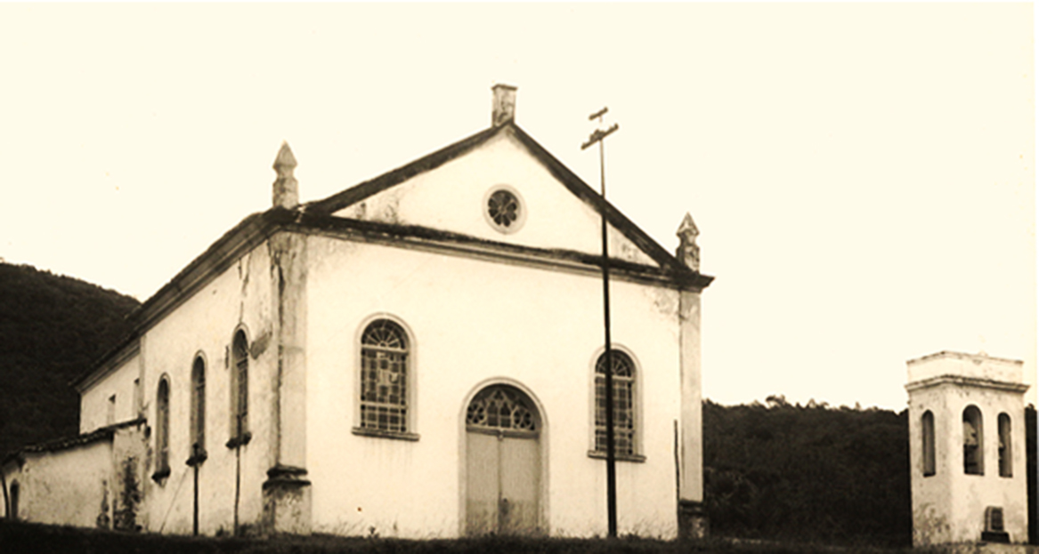 Igreja São Miguel Arcanjo, centro histórico de Biguaçu. Tombada pelo Instituto do Patrimônio Histórico e Arquitetônico Nacional.