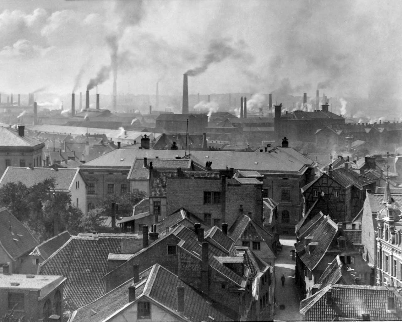A fumacenta Essen, com as chaminés da Firma Krupp, em 1890. Vista da torre da prefeitura para o Oeste. Wikimedia Commons.