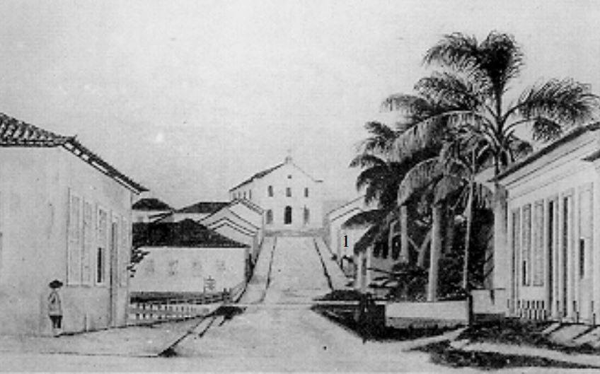 A antiga capela em Tubarão em 1879, antes da construção da matriz Nossa Senhora da Piedade. Foto do Arquivo Público de Tubarão, disponibilizada por BioTavares (vide fontes). Autor desconhecido.