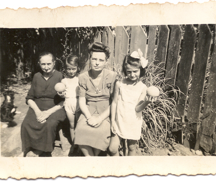 Henriqueta, a filha Irma e duas netas - possivelmente, Ila e Ilka.