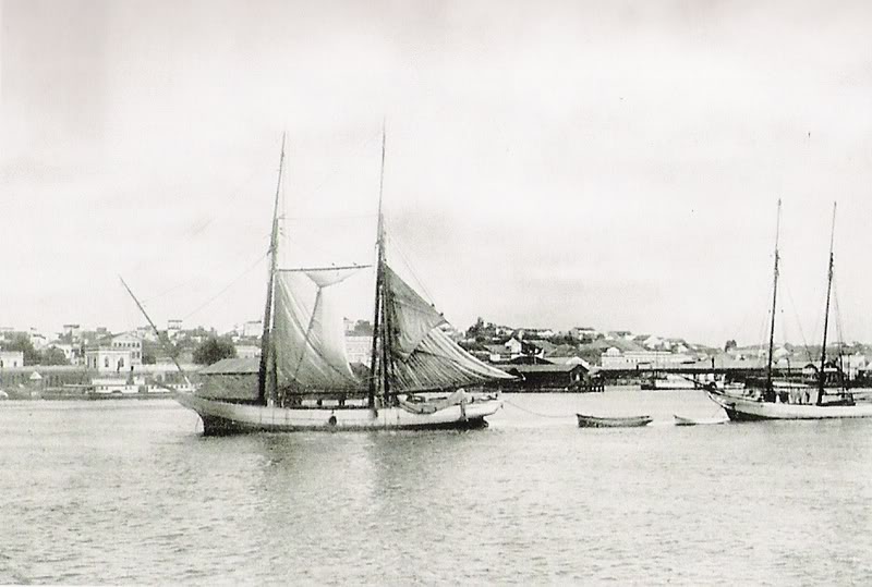 Segundo Rene Hass: "Foto 07 – 1911 – Barcos na região do porto no centro de Porto Alegre." 