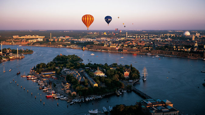 Vista de Estocolmo durante o festival de balonismo. Encontrado em Hot air balloons are a common sight in the summer. Photo: Jeppe Wikström