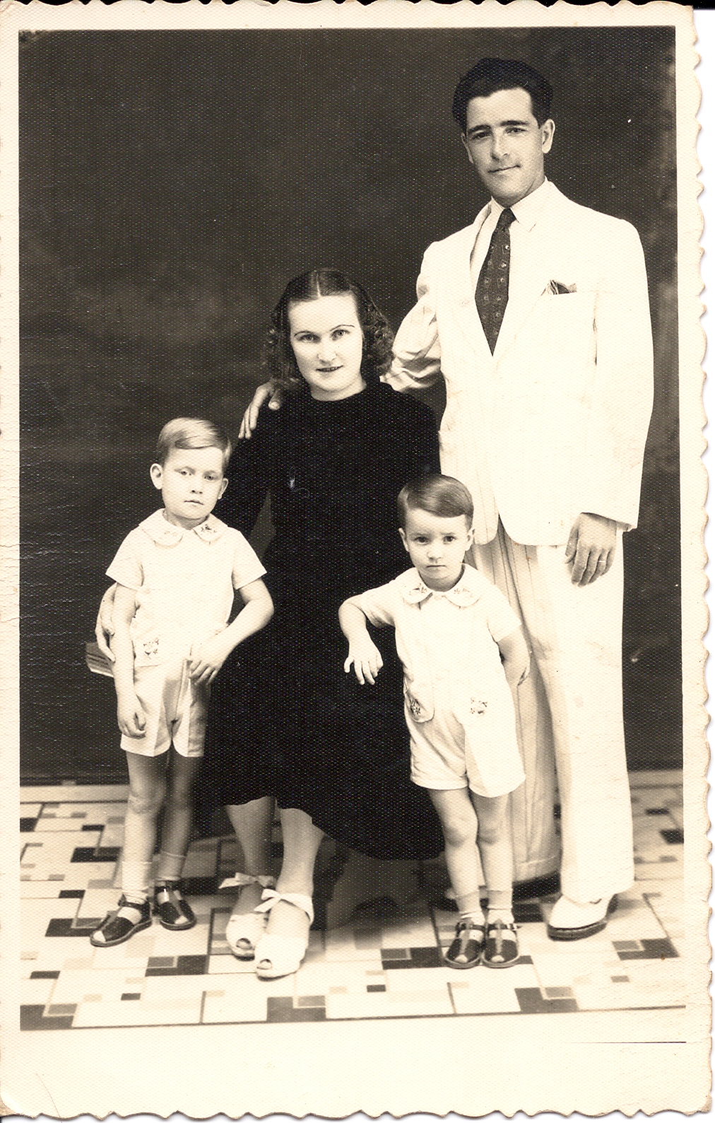 Lothar Nascimento, a esposa Erna, e os primeiros dois filhos, no Natal de 1942.